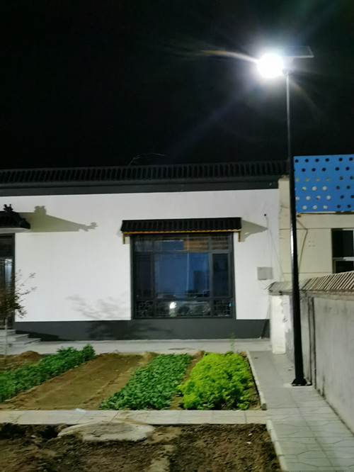 5米太陽(yáng)能路燈夜景